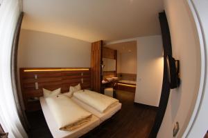 Postel nebo postele na pokoji v ubytování Hotel Goldene Krone
