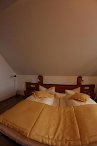 Postel nebo postele na pokoji v ubytování Hotel Goldene Krone