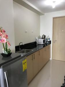 Η κουζίνα ή μικρή κουζίνα στο JJ Suites Tagaytay @ Wind Residences