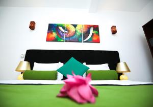 Różowy jednorożec leżący na łóżku w sypialni w obiekcie Celestial Inn w mieście Mirissa