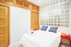 マドリードにあるLEEWAYS APARTMENT in ROSARIOのベッドルーム(白いベッド1台、大きな窓付)