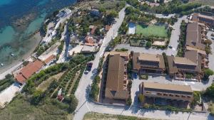 una vista aerea di un resort vicino all'oceano di Baiarenella Residence a Sciacca