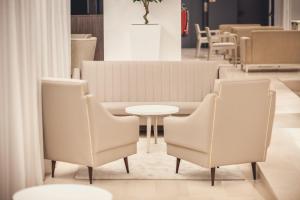Posezení v ubytování Essence Inn Marianos Hotel