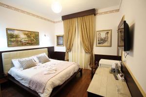 ローマにあるGold Houseのベッドルーム(ベッド1台、テレビ付)