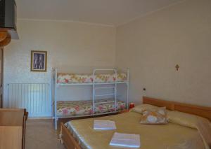 スビアーコにあるCasa Lietaのベッドルーム(二段ベッド2組付)