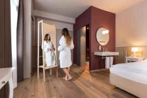 En eller flere senger på et rom på Hotel Emmental