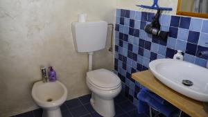 A bathroom at Agriturismo Sorgente di Luna