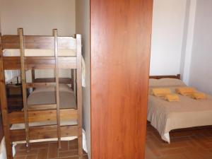 吉雄的住宿－雷茲比拉斯一室公寓酒店，一间卧室配有双层床,梯子通往双层床