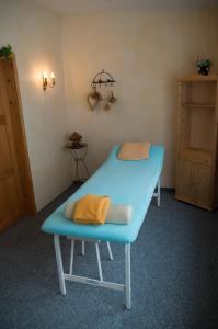 Zimmer mit einem blauen Tisch in einem Zimmer in der Unterkunft Horn's Gästehaus in Bad Steben