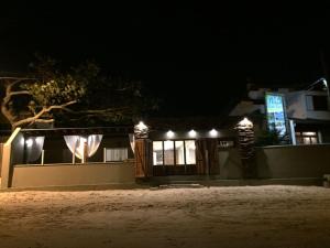 a house lit up at night with lights at Vila Alegria in Bombinhas
