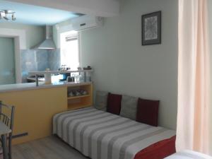 a small bedroom with a bed and a kitchen at Apartment Ruza in Sali