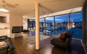 ベルファストにあるTitanic Marina View Apartmentの市街の景色を望むリビングルーム