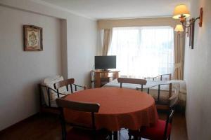Pokój ze stołem, krzesłami i oknem w obiekcie Apart Hotel Carampangue w mieście Valdivia