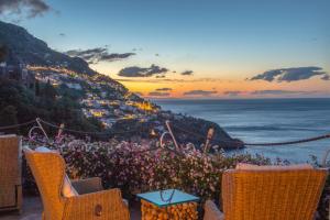 a view of the amalfi coast at sunset at Hotel Piccolo Sant'Andrea in Praiano