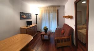 - un petit salon avec un canapé et une table dans l'établissement Altur 5 Canfranc Estación, à Canfranc-Estación