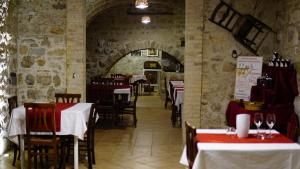 A restaurant or other place to eat at Agriturismo Sorgente di Luna