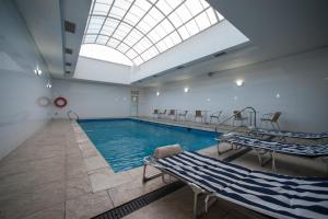 a large swimming pool with a large skylight at Hotel Diego de Almagro Lomas Verdes in Concepción