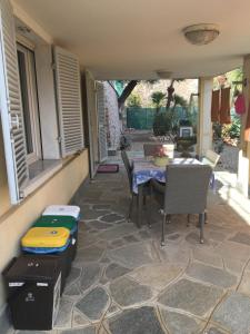 patio con tavolo e sedie di Appartamento Degli Ulivi a Sanremo
