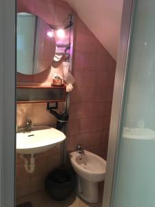 y baño con lavabo y aseo. en Appartamento Degli Ulivi, en San Remo