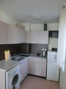 Kuchyň nebo kuchyňský kout v ubytování 2 bedroom Imperial apartment with panoramic sea views, Sveti Vlas