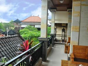 balkon domu z widokiem w obiekcie Mira Family Homestay w mieście Ubud