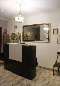 a dressing room with a mirror and a counter at Pensión San Isidro in Madrid