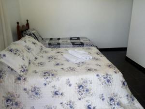 um quarto com uma cama com duas toalhas em Pousada Tourne Bride em Araruama