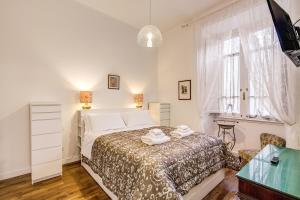 een slaapkamer met een bed, een dressoir en een raam bij Casa di Nonno Turi in Rome