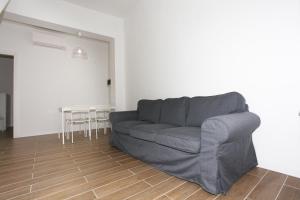 uma sala de estar com um sofá e uma mesa em Ca' Lucia Apartment em Veneza