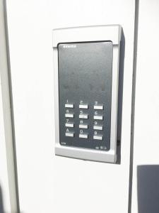un teléfono público está pegado a una pared en South Central Country-Apartment, en Brautarholt