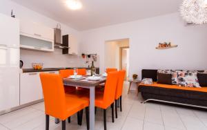 Kuchyň nebo kuchyňský kout v ubytování Apartments Matea I