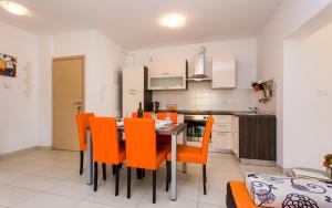 Kuchyň nebo kuchyňský kout v ubytování Apartments Matea I