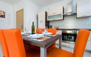 Kuchyň nebo kuchyňský kout v ubytování Apartments Matea I