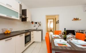 Kuchyň nebo kuchyňský kout v ubytování Apartments Matea I