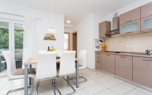 Kuchyň nebo kuchyňský kout v ubytování Apartments Matea I
