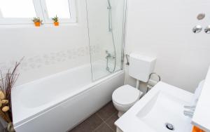 Koupelna v ubytování Apartments Matea I
