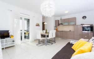 Kuchyň nebo kuchyňský kout v ubytování Apartments Matea I