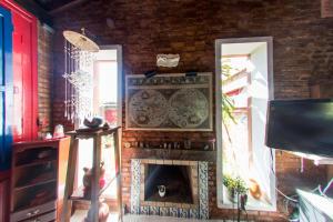 uma lareira num quarto com uma parede de tijolos em Pousada Mar de Dentro em Florianópolis