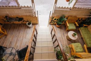 vistas panorámicas a un balcón con mesa y sillas en Asher's Apartments, en Eilat