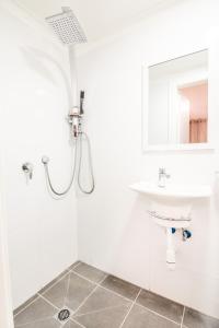 y baño con ducha y lavamanos. en Asher's Apartments, en Eilat