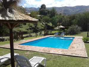 A piscina localizada em Complejo de Cabañas Pasos Del Atardecer ou nos arredores