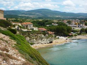 een groep mensen op een strand vlakbij het water bij Appartamento del Cardellini in Santa Caterina