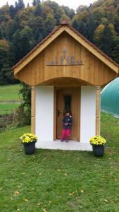 A garden outside B&B Hofstetter