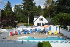 Bazén v ubytování Motel des Pentes et Suites nebo v jeho okolí