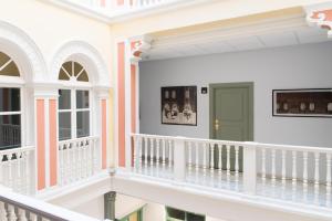 a balcony of a house with a green door at Hotel Inglaterra in Granada