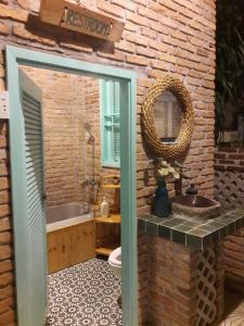 Phòng tắm tại Nam Thi Holiday Home