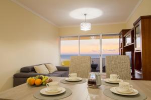 a living room with a table with fruit on it at Apartamento do Avô Tomás in Madalena do Mar