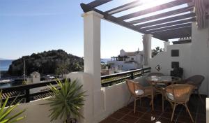 アルムニェーカルにあるLovely House with views in Marina del Esteの海の景色を望むバルコニー(テーブル、椅子付)