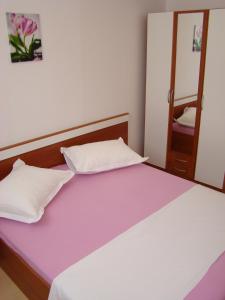 Postel nebo postele na pokoji v ubytování Apartments Ada