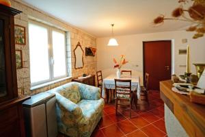 Posezení v ubytování Holiday house Desy Tar